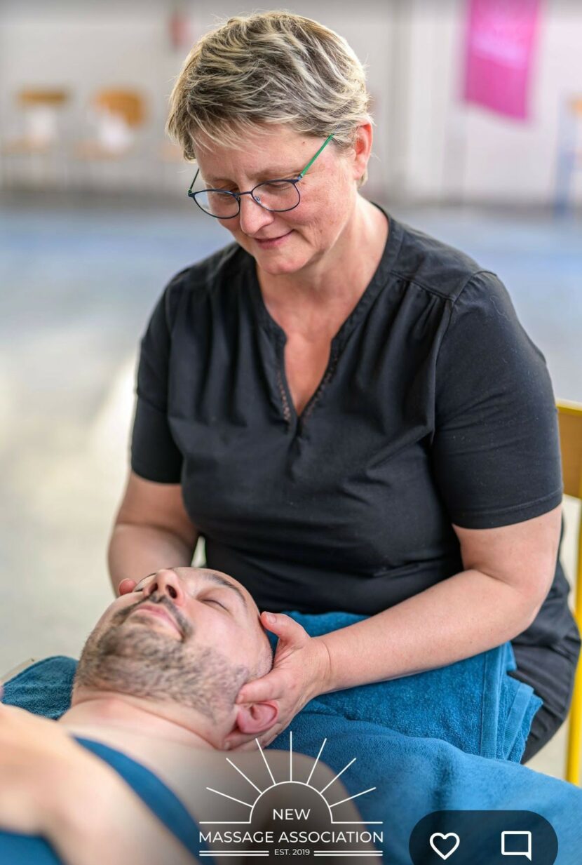 massage du visage pendant un massage à Limours Essonne 91